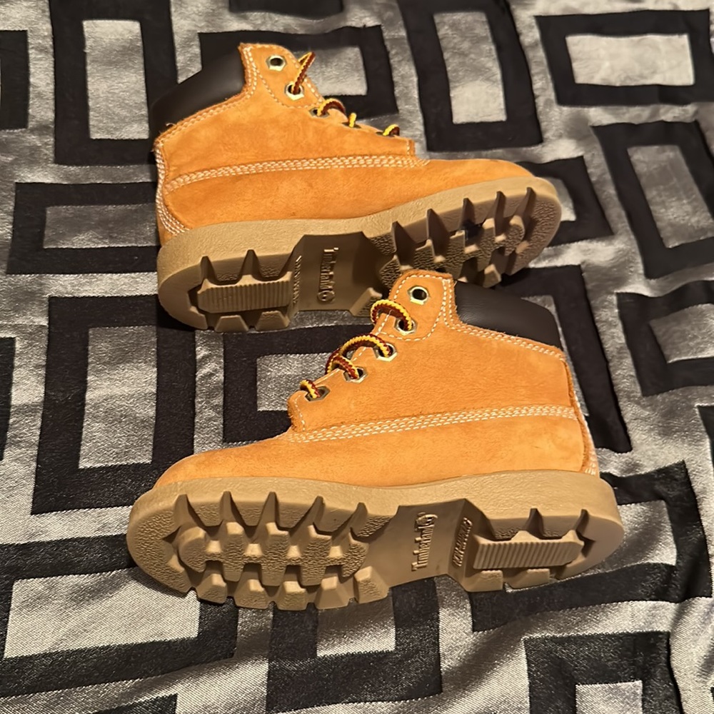 Kids Timberland Boots - Picture 3 of 5